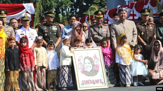 Wali Kota Surabaya Tri Rismaharini bersama para warga berprestasi penerima penghargaan di hari jadi Kota Surabaya ke 726 (foto Petrus Riski/VOA).