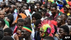 Les supporters sénégalais regardent sur un écran géant le match de football du Groupe H de la coupe du monde entre le Sénégal et la Colombie à Dakar le 28 juin 2018