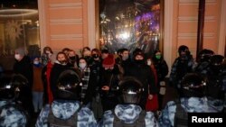 在俄羅斯反對派領袖納瓦爾尼被判三年半監禁後，人們在莫斯科參加一次抗議示威。 (2021年2月2日)
