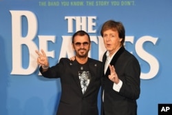 Ringo Starr, kiri, dan Paul McCartney dalam acara penayangan perdana di London "The Beatles: Eight Days A Week - The Touring Years," 15 September 2016.