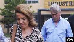 En esta foto, Susana Fredoz es seguida por su esposo Carlos Soria, el gobernador de la provincia de Río Negro. Las autoridades dicen que ambos estuvieron en una discusión antes del disparo.