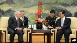 U.S. Secretary of Defense Robert Gates meets with China's President Hu Jintao, Beijing, Jan 11, 2011