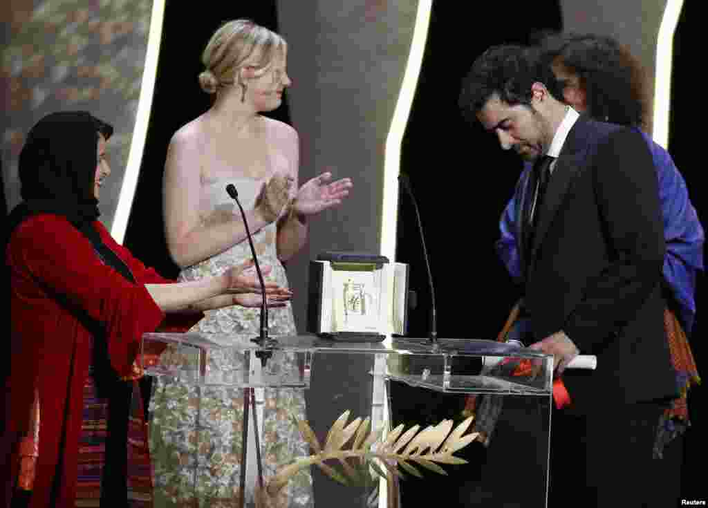 شهاب حسینی جایزه بهترین بازیگر را از دست کریستن دانست، بازیگر آمریکایی دریافت کرد.