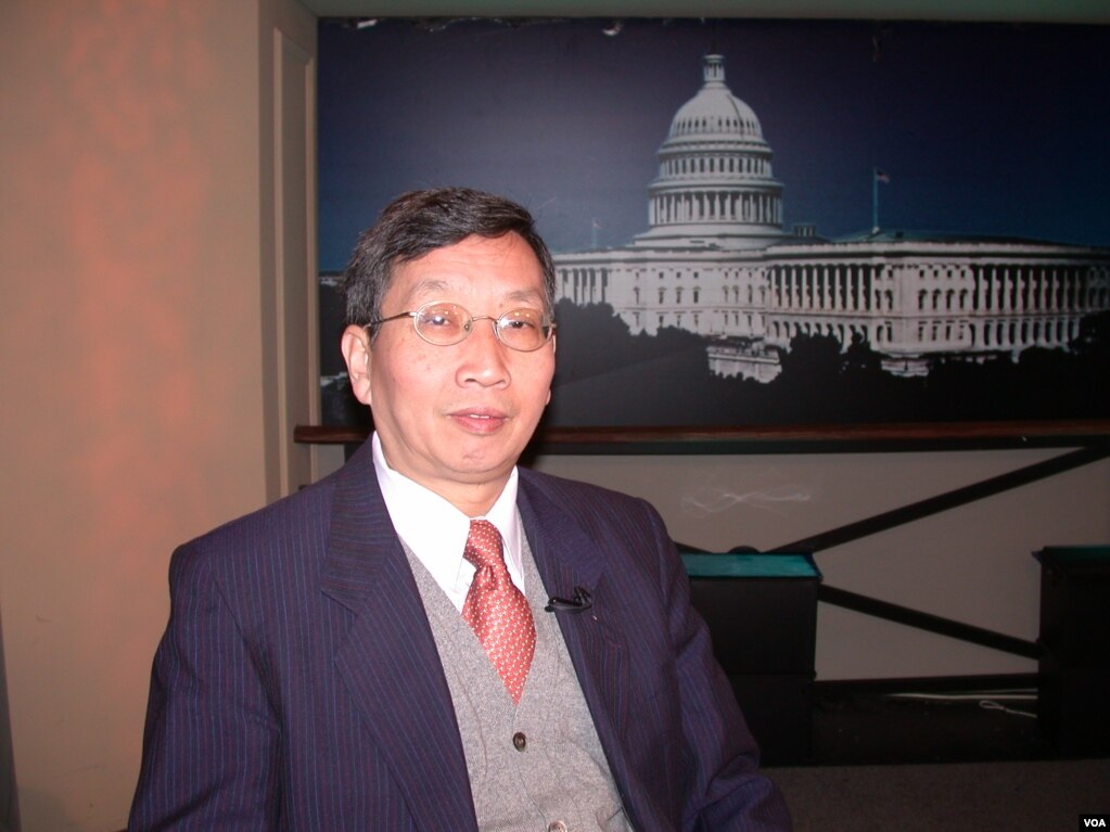 评论员胡平参加美国之音电视节目（2006年3月9日）(photo:VOA)