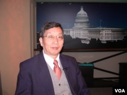 評論員胡平參加美國之音電視節目（2006年3月9日）