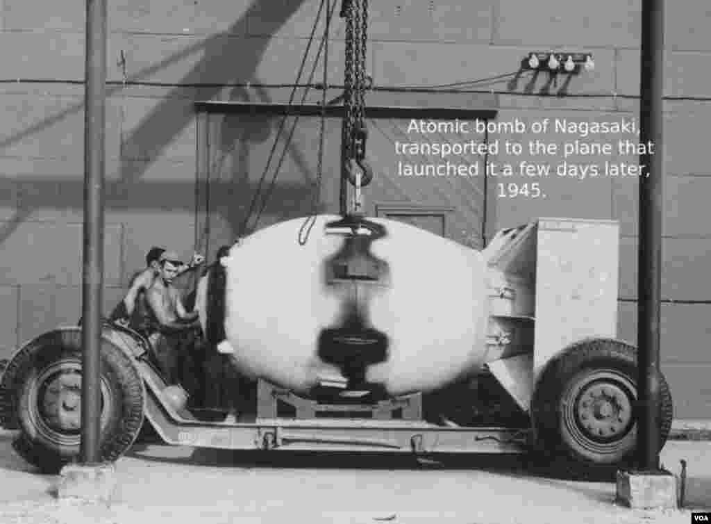 Əsgərlər bir neçə gün sonra Naqasakiyə atılacaq "Gombul Kişi" ləğəbli atom bombasını daşıyırlar. 7 Avqust, 1945.