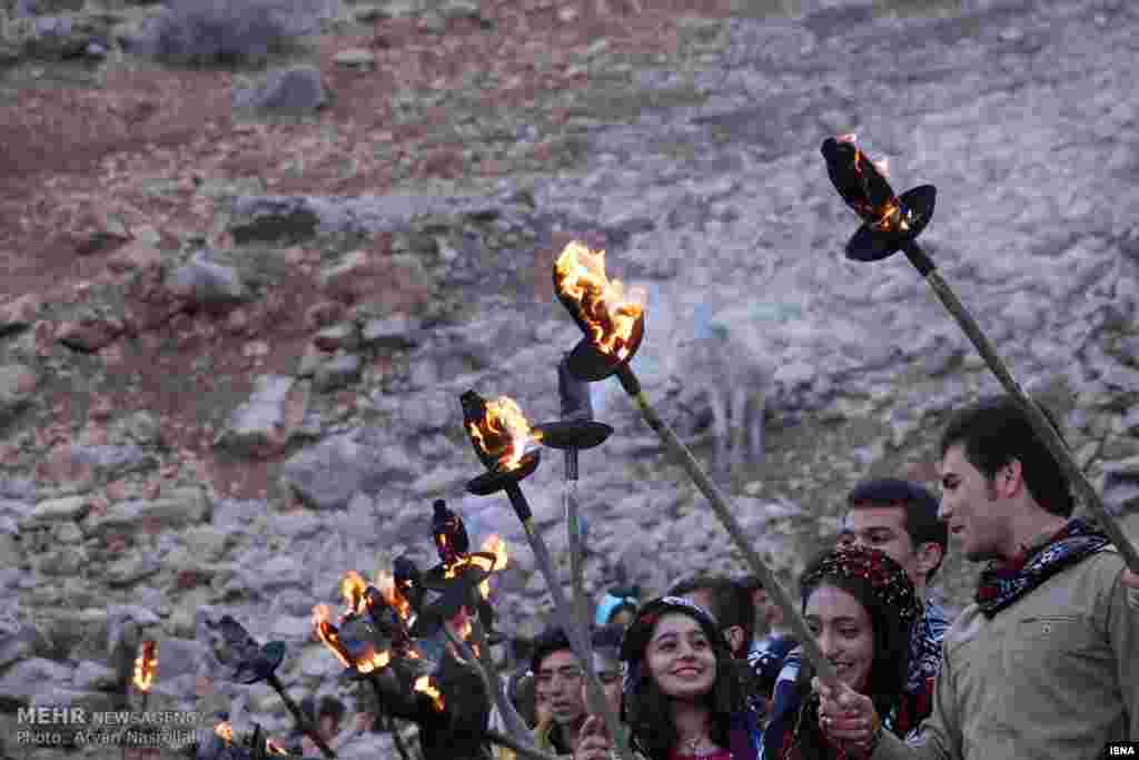 در کامیاران استان کردستان مردم با جشن نوروزی به استقبال بهار می روند. عکس: آرین نصراللهی 
