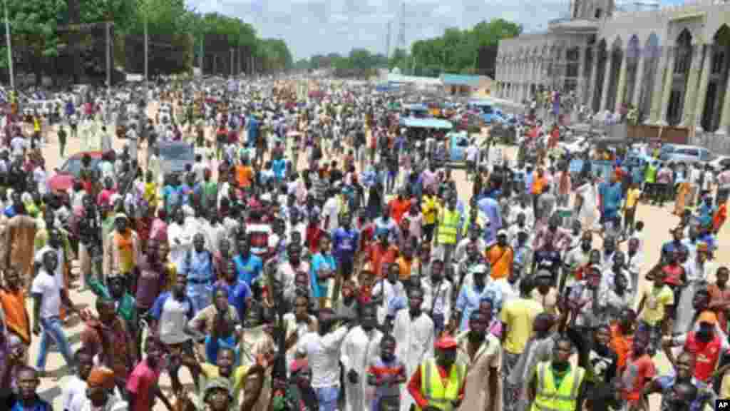 ‘Yan sintiri da Mafarauta, rike da bindigogi sun taru kofar fadar Sarki a Maiduguri, 4, ga Satumba 2014.