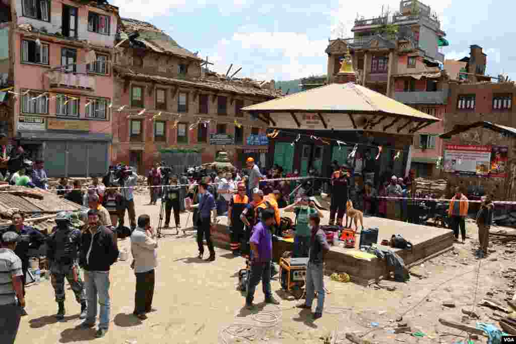 Chaos has taken over in many parts of Nepal after the earthquake on Saturday. Foreign search and rescue teams complain about how the lack of organization impacts the ability to deliver aid. (Hilmi Hacaloglu/VOA)