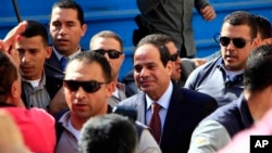 Presidential hopeful Abdel-Fattah el-Sissi arrives to a polling site to cast his ballot on the first day of voting in Cairo, Egypt, May 26, 2014. 