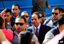 Presidential hopeful Abdel Fattah el-Sissi arrives to a polling site to cast his ballot on the first day of voting in Cairo, Egypt, May 26, 2014.