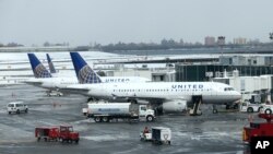 United Airlines afirma que en realidad la pareja intentó sentarse "repetidamente" en un asiento más caro y "no seguió las instrucciones de la tripulación".
