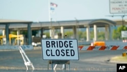 Jembatan perlintasan internasional di Del Rio, Texas, di mana ribuan migran Haiti membuat tempat pengungsian di bawah jembatan itu tampak masih ditutup, Sabtu, 18 September 2021. 