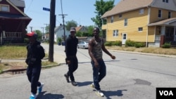 Unidentified passersby on a street in Mount Pleassant. (W. Gallo/VOA)