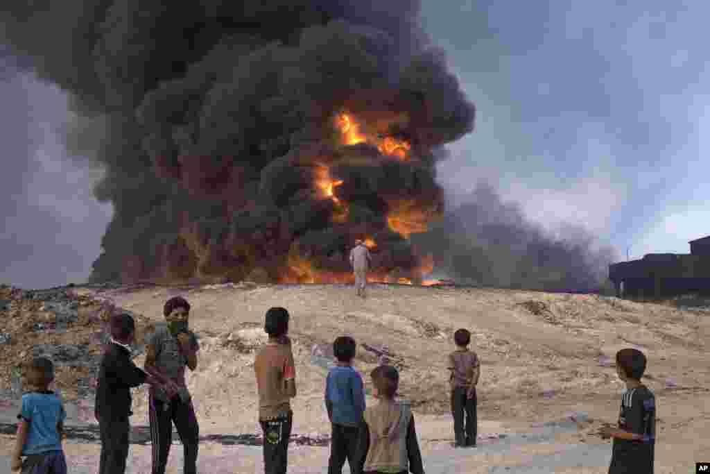 Islamic State fighters torched a sulfur plant in Qayyarah, about 31 miles (50 km) south of Mosul, Iraq.