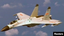 지난 2014년 8월 중국 하이난 섬 동부에서 중국의 J-11 전투기가 미 해군 P-8 포세이돈 대잠초계기에 근접 비행을 하고 있다.