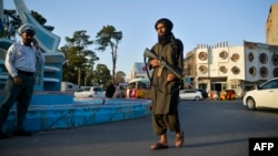 یک پیکارجوی طالبان (راست) در هرات - ۱۹ سپتامبر ۲۰۲۱