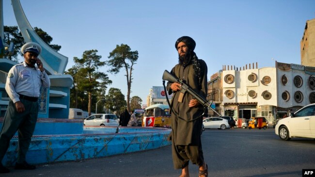 Një luftëtar taleban patrullon rrugët në Herat (9 shtator 2021)