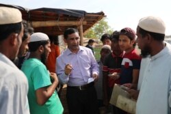 Mohib Ullah, pemimpin Masyarakat Rohingya Arakan untuk Perdamaian dan HAM, berbicara kepada orang-orang Rohingya lainnya di kamp Kutupalong, Cox's Bazar, Bangladesh, 7 April 2019.