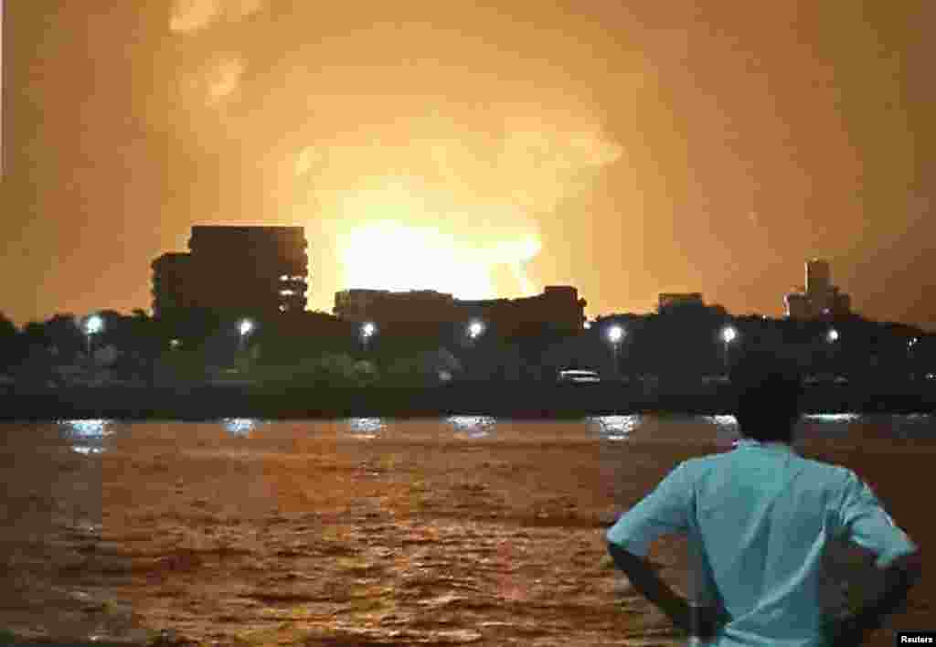 Những người mục kích cho biết một quả cầu lửa lớn làm sáng rực bầu trời bến cảng Mumbai sau vụ nổ tàu ngầm, ngày 14/8/2013. Hàng chục xe chữa lửa đã được điều tới để dập tắt đám cháy.