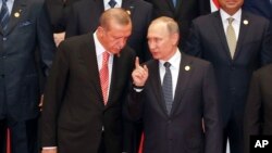 Presiden Rusia Vladimir Putin (kanan) bersama Presiden Turki Tayyip Erdogan saat bertemu di KTT G-20 di Hangzhou, China (Foto: dok).
