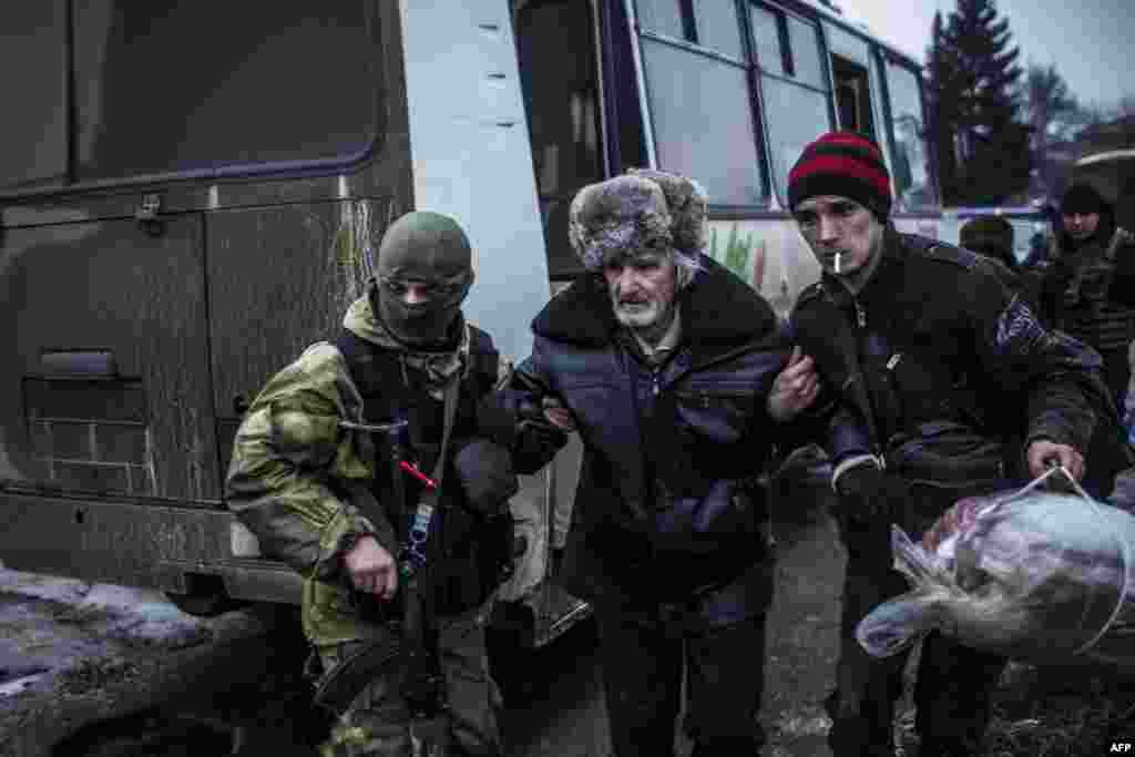 یوکرین کی حکومت کا کہنا ہے کہ اندرون ملک بے گھر ہونے والے افراد کی تعداد چھ لاکھ 59 ہزار سے نو لاکھ 21 ہزار کے درمیان ہے۔