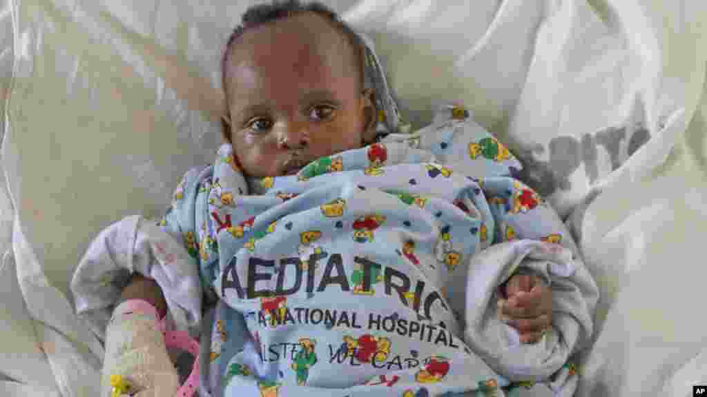 Un bébé&nbsp;de six mois&nbsp;sauvé dans les&nbsp;décombres se trouve a&nbsp;d&#39;hôpital &nbsp;national de Kenyatta, le 4 mai 2016.