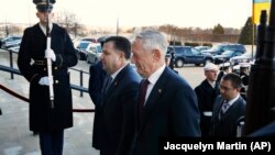 Menhan AS Jim Mattis (kanan) ketika menerima kunjungan Menhan Ukraina Stepan Poltorak di Pentagon, 2 Februari 2018 lalu. 