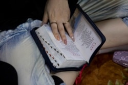 지난 2017년 9월 중국 랴오닝성 차오양에서 열린 기독교 기도 모임에서 북한 출신 여성이 성경을 읽고 있다.