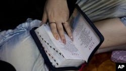지난 2017년 9월 중국 랴오닝성 차오양에서 열린 기독교 기도 모임에서 북한 출신 여성이 성경을 읽고 있다.