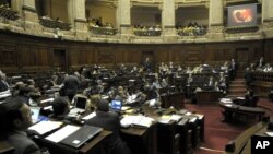 Diputados uruguayos observan un video educacional, durante una sesión en el Congreso, en Montevideo, en la que el martes aprobaron la ley que despenaliza el aborto. 