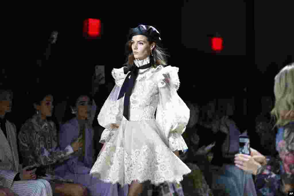 در هفته مد نیویورک،&zwnj; این مدل، لباسی از برند &laquo;زیمرمن&raquo; به تن کرده است. دو خواهر در سال ۱۹۹۱ این برند لوکس را در استرالیا تاسیس کردند.