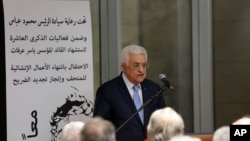 محمود عباس رئیس تشکیلات خودگردان فلسطینی هنگام سخنرانی در افتتاحیه موزه یاسر عرفات - رام‌الله، ۱۸ آبان ۱۳۹۳ 