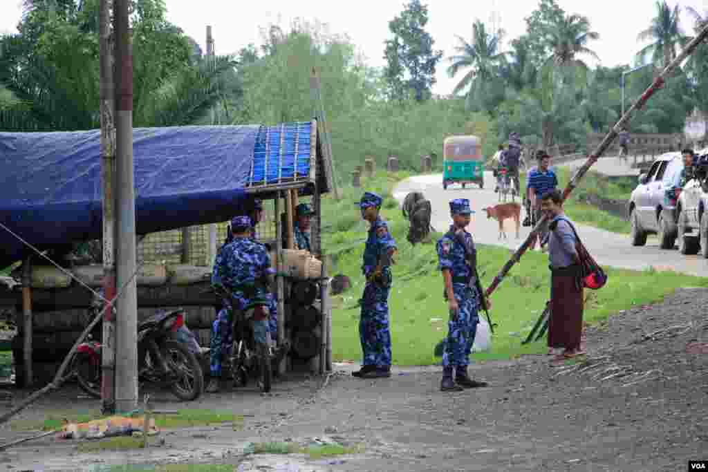 မောင်တောမြို့နယ်အတွင်း တာဝန်ထမ်းဆောင်နေသည့် ရဲတပ်ဖွဲ့ဝင်များ။ (ဓာတ်ပုံ ထက်အောင်ခန့်)