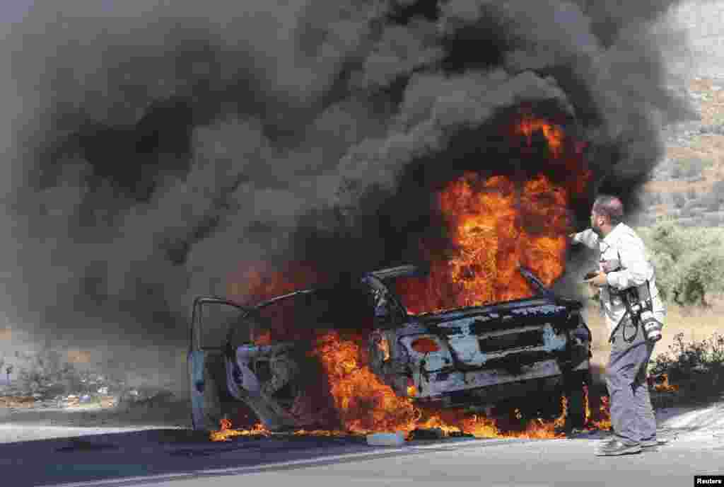 Mobil juru foto AFP Jaafar Ishtayeh terbakar akibat tembakan tentara Israel, saat aksi protes anti Israel di Nablus, Tepi Barat, Palestina.