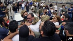 Demonstran anti-pemerintah bentrok dengan tentara Lebanon di kota Zouk Mosbeh, utara Beirut, Lebanon, Senin, 27 April 2020. 