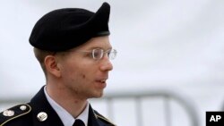 Bradley Manning es considerado por varias organizaciones civiles como un héroe por revelar "supuestas" violaciones del Ejército de EE.UU. a los derechos internacionales. Otros lo consideran un traidor.