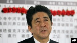 12月16日，日本主要在野党自民党领袖安倍晋三在东京的自民党总部回答记者问题。