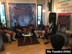 Haris Azhar (kedua kanan) dalam peluncuran novel "Teror Mata Abdi Astina" di Jakarta, Minggu, 11 November 2018. (Rio Tuasikal/VOA)