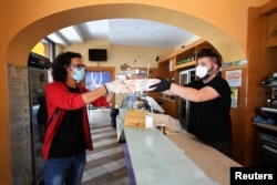 Sebuah restoran di Castiglione della Pescaia, Italia, 27 April 2020. (Foto: REUTERS/Jennifer Lorenzini)