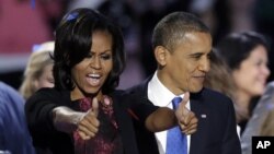 Tổng thống Obama và Ðệ nhất Phu nhân Michelle Obama mừng chiến thắng trong đêm bầu cử ở Chicago.