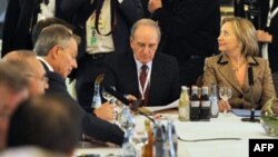US Secretary of State Hillary Clinton (r), US Middle East envoy George Mitchell (c) and the Middle East Quartet special envoy Tony Blair (l) gathered at a group meeting at the 47th Munich Security Conference, February 5, 2011