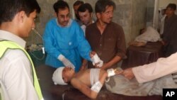 تصویری از یکی از کودکان مجروح شده در حمله انتحاری روز جمعه در پاکستان