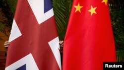 中英两国国旗在北京钓鱼台国宾馆展示。（2015年9月21日）