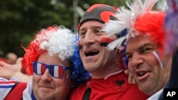 Des supporters des équipes française et albanaise, ensemble à Marseille, le 15 juin 2016. (AP Photo/Ariel Schalit)