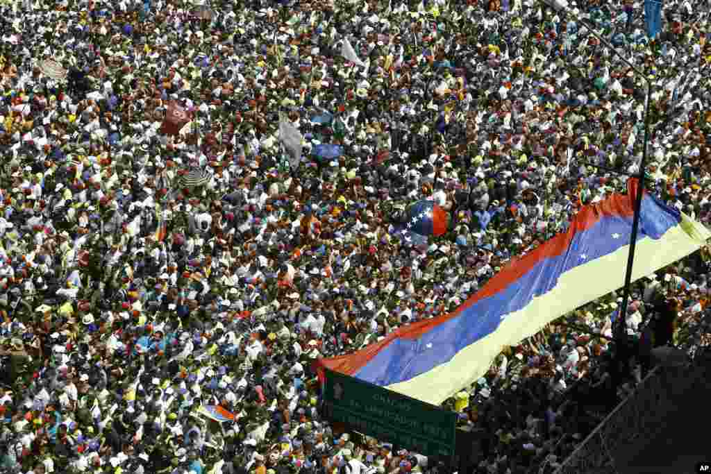 &nbsp;خوان گوایدو رئیس جمهوری موقت از دانشجویان و نخبگان خواست با حضور در خیابان به سرنگونی مادورو کمک کنند.&nbsp;