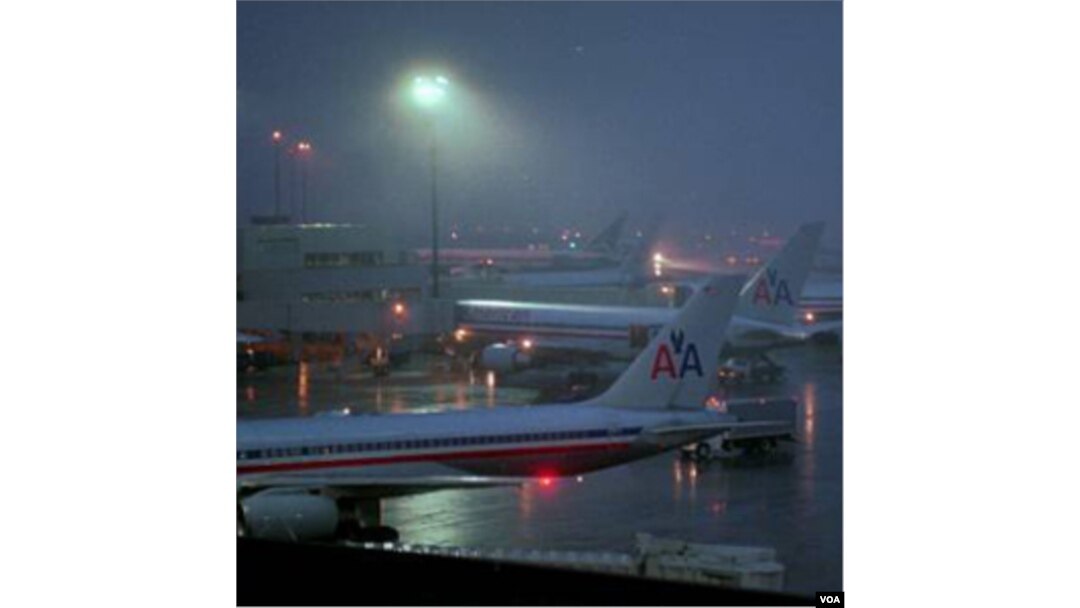Salah satu pesawat milik maskapai penerbangan American Airlines (AA) tergelincir di bandara Wyoming, Rabu 29 Desember 2010.