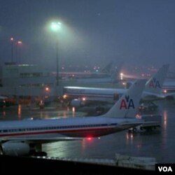 Salah satu pesawat milik maskapai penerbangan American Airlines (AA) tergelincir di bandara Wyoming, Rabu 29 Desember 2010.