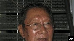 ေဒၚေအာင္ဆန္းစုၾကည္ကို ေနအိမ္တြင္ သြားေရာက္ ေတြ႔ဆံုခဲ့သည့္ ေရွ႕ေန ဦးဉာဏ္၀င္း (ေအာက္တိုဘာ ၂၀၁၀)