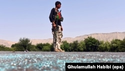 Ảnh tư liệu - Một binh sĩ Afghanistan canh phòng trong cuộc đụng độ với các chiến binh Nhà nước Hồi giáo ở tỉnh Nangarhar, Afghanistan, ngày 26 tháng 6 năm 2016. 